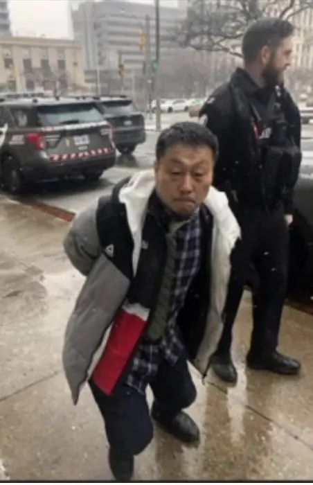 La policía de Toronto detiene a un hombre que atacó a practicantes de Falun Gong con una barra de metal frente a la oficina de visas del Consulado chino en Toronto el 23 de enero de 2024. (Foto cedida por la Asociación de Falun Dafa de Canadá)