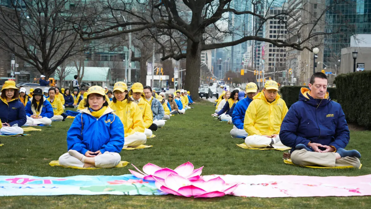 Practicantes de Falun Gong meditan frente al edificio legislativo de Ontario en Toronto el 24 de abril de 2025. (Jerry Zhang)