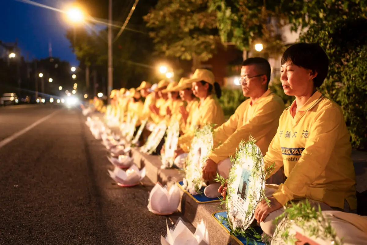 Practicantes de Falun Gong celebran una vigilia con velas frente al consulado chino en Toronto el 20 de julio de 2024, para protestar pacíficamente y conmemorar el 25º aniversario de la campaña de persecución del régimen. (Evan Ning/The Epoch Times)