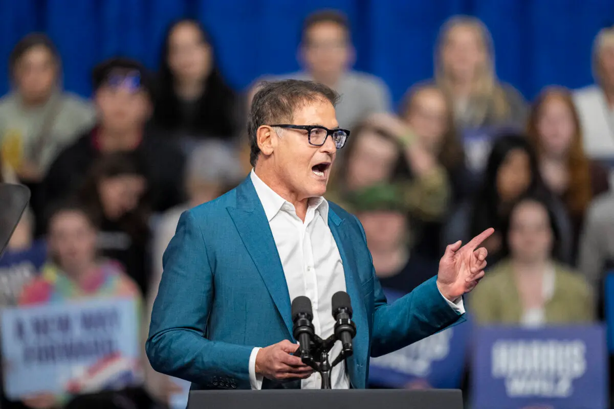El empresario y personaje televisivo Mark Cuban se dirige a un mitin de la candidata presidencial demócrata, la vicepresidenta Kamala Harris, en La Crosse, Wisconsin, el 17 de octubre de 2024. (Andy Manis/Getty Images)