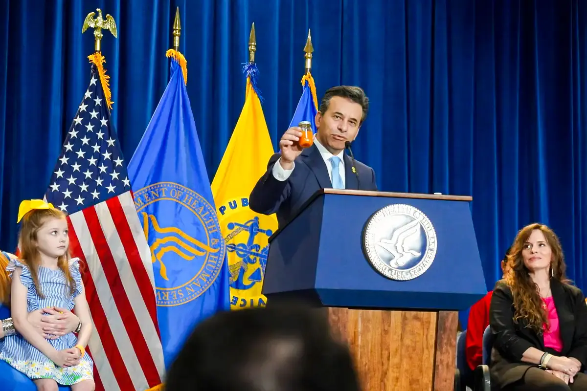 El Dr. Marty Makary, comisionado de la Administración de Alimentos y Medicamentos (FDA), muestra jugo de zanahoria, una alternativa a los colorantes alimentarios sintéticos, en Washington el 22 de abril de 2025. (Nathan Worcester/The Epoch Times)