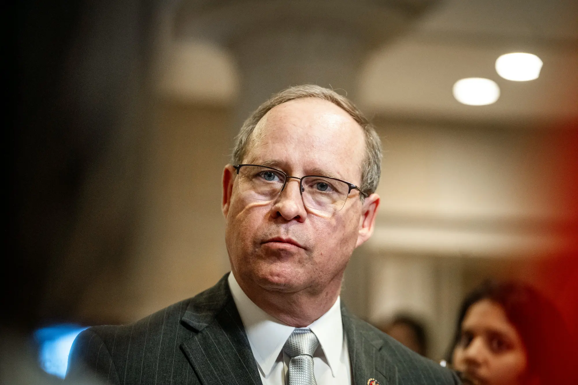 El representante Greg Murphy (R-N.C.) habla con la prensa en el Capitolio, Washington, el 15 de mayo de 2025. El médico Murphy presentó en abril una versión de la No Handouts for Drug Advertisements Act de Hawley y Shaheen. La legislación fue remitida al comité de finanzas de esa cámara. (Madalina Vasiliu/The Epoch Times)