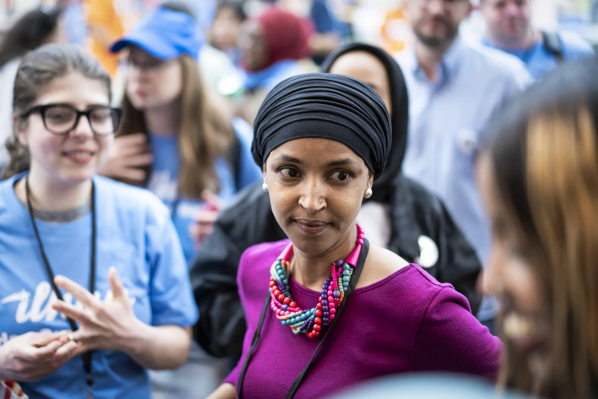 La representante Ilhan Omar (D-Minnesota) saluda a sus simpatizantes en Minneapolis el 11 de mayo de 2024. Omar es copatrocinadora de la versión de la Cámara de Representantes de la End Prescription Drug Ads Now Act. (Madalina Vasiliu/The Epoch Times)
