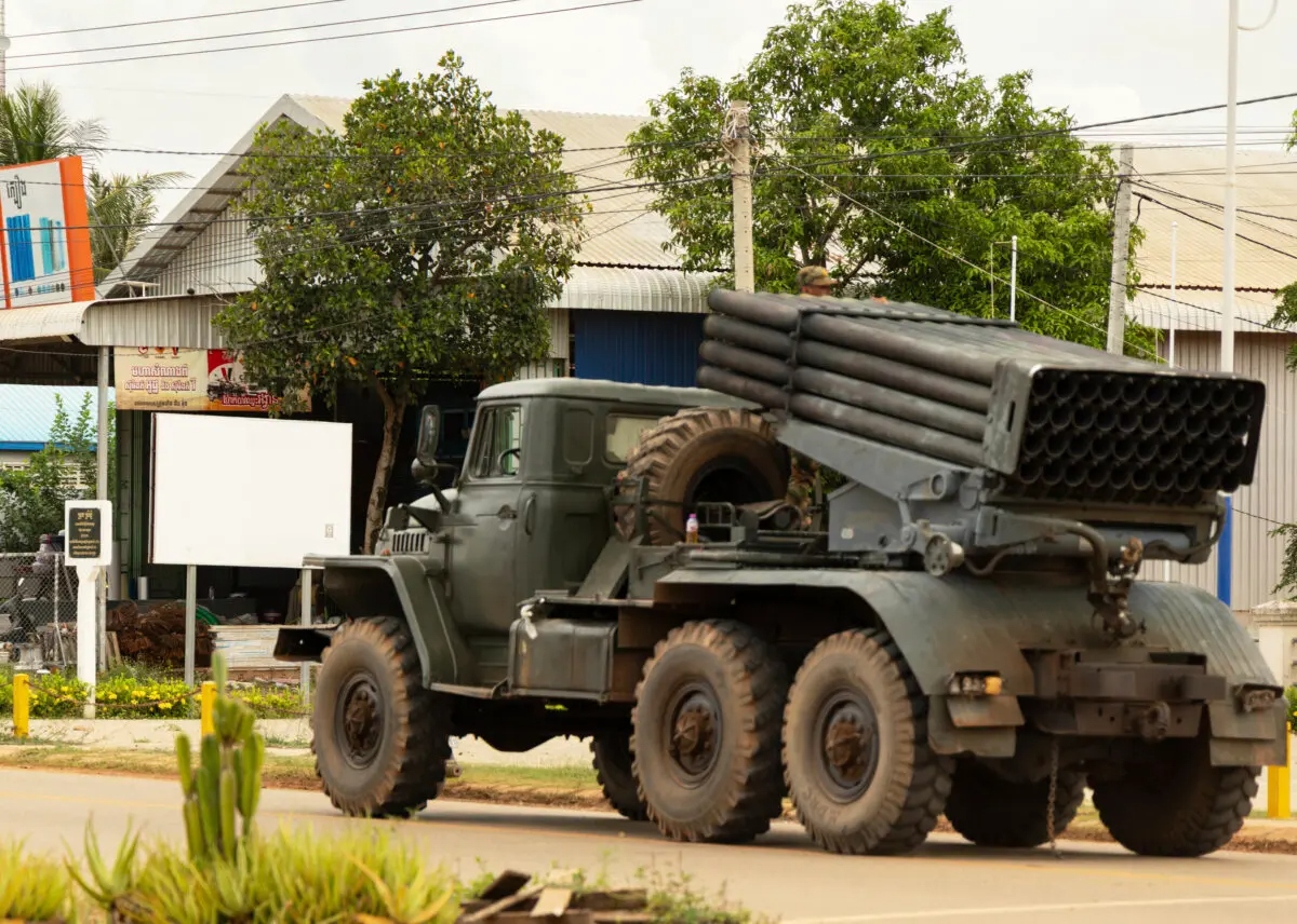Vehículos militares camboyanos se alejan de la frontera entre Camboya y Tailandia en el distrito de Srei Snam, provincia de Siem Reap, Camboya, el 28 de julio de 2025. (Anton L. Delgado/AP)