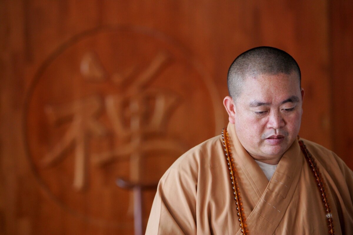 Shi Yongxin, abad del templo Shaolin, recibe a los visitantes en Dengfeng, provincia de Henan, China, el 24 de agosto de 2006. (China Photos/Getty Images).