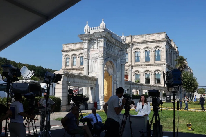 Personal de los medios de comunicación trabajando antes de la tercera ronda de conversaciones de alto el fuego entre Rusia y Ucrania en el Palacio de Çırağan, en Estambul, el 23 de julio de 2025. (Chris McGrath/Getty Images)