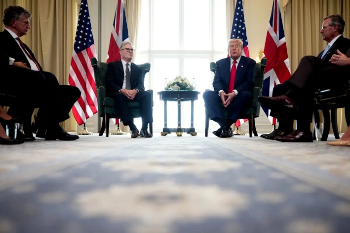 El primer ministro británico, Keir Starmer, habla con el presidente estadounidense, Donald Trump, durante una reunión bilateral en Turnberry, Escocia, el 28 de julio de 2025. (Christopher Furlong/Pool/AFP a través de Getty Images)
