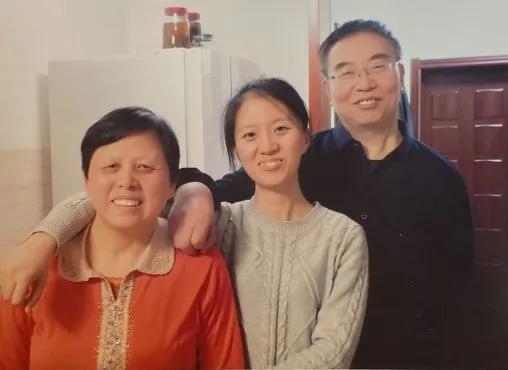Qin Yongjie, su esposa, Chen Ruiyun, y su hija en diciembre de 2017. (Cortesía de Qin Yongjie)