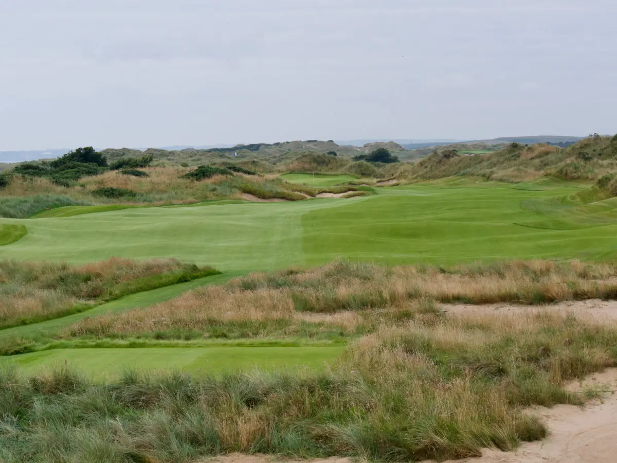 El primer hoyo del nuevo campo Trump International Golf Links en Aberdeen, Escocia, el 29 de julio de 2025. (Travis Gillmore/The Epoch Times).