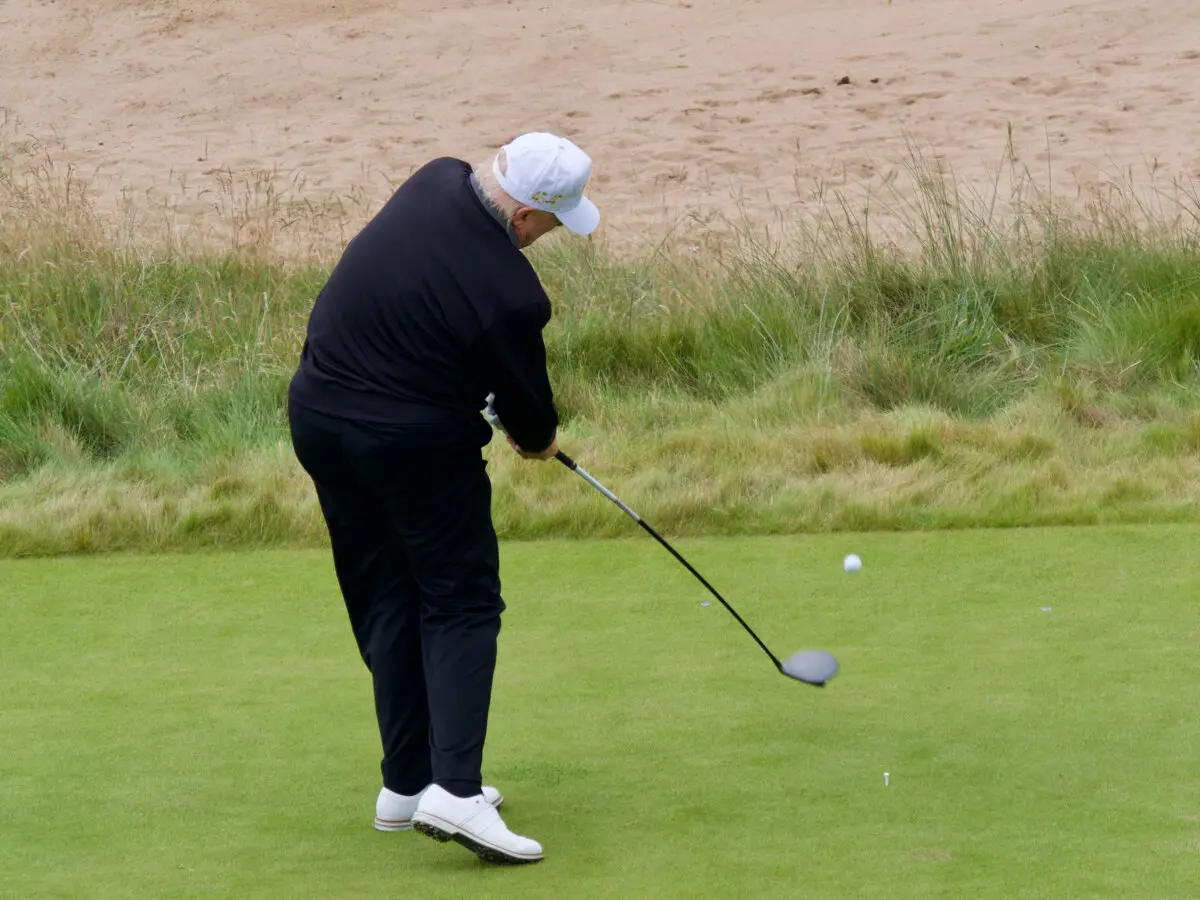 El presidente Donald Trump da el primer golpe en la inauguración del nuevo campo de golf Trump International Golf Links en Aberdeen, Escocia, el 29 de julio de 2025. (Travis Gillmore/The Epoch Times).