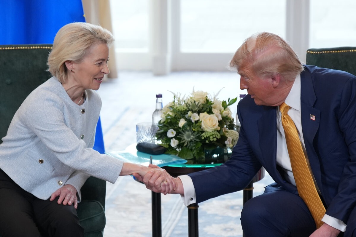 La presidenta de la Comisión Europea, Ursula von der Leyen, estrecha la mano del presidente de los Estados Unidos, Donald Trump, durante una reunión en el club de golf Trump Turnberry, en Turnberry, Escocia, el 27 de julio de 2025. Trump visita su campo de golf Trump Turnberry y el Trump International Golf Links, en Aberdeenshire, durante una breve visita a Escocia del 25 al 29 de julio. (Andrew Harnik/Getty Images).