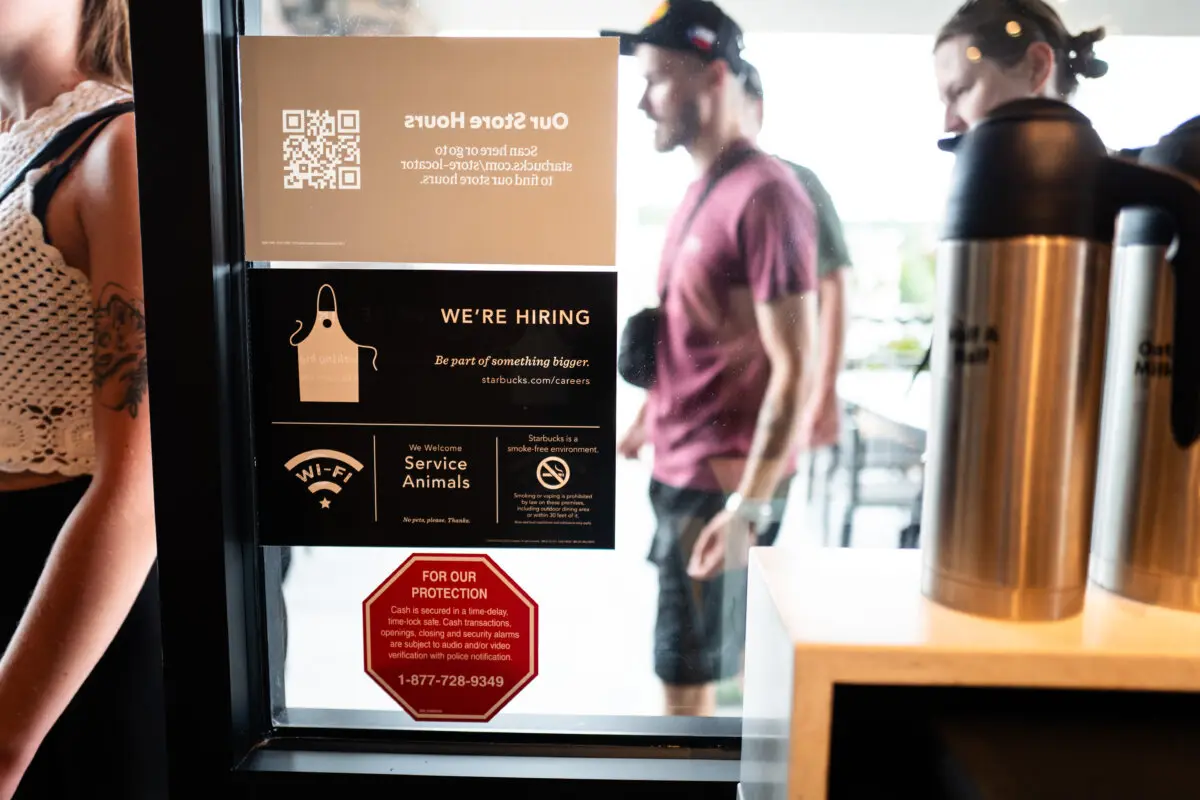 Anuncio de empleo en una cafetería de Kerrville, Texas, el 9 de julio de 2025. (Madalina Kilroy/The Epoch Times)