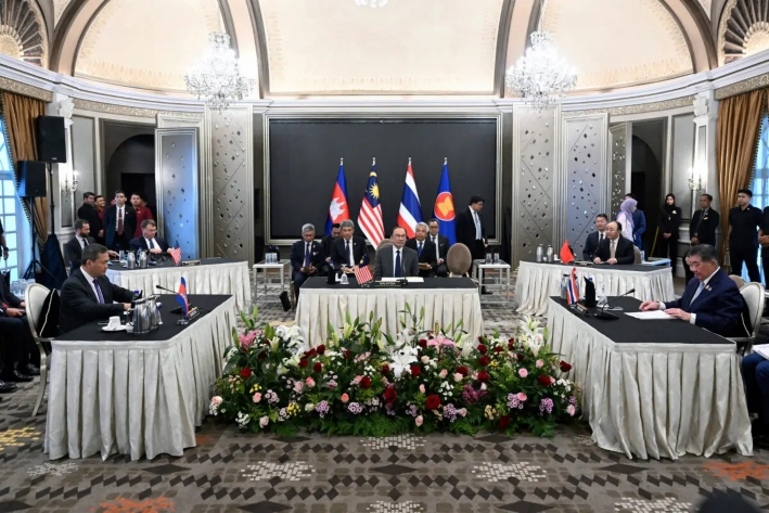 El primer ministro de Malasia, Anwar Ibrahim (centro), observa mientras el primer ministro de Camboya, Hun Manet (izquierda), y el primer ministro en funciones de Tailandia, Phumtham Wechayachai (derecha), participan en las conversaciones sobre un posible alto el fuego entre Tailandia y Camboya, en Putrajaya (Malasia), el 28 de julio de 2025. (Mohd Rasfan/Pool Photo vía AP)