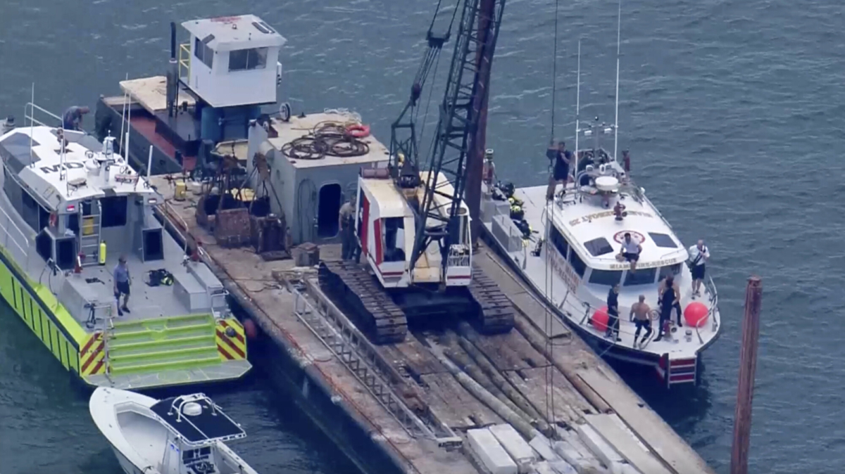 Esta imagen tomada de un video proporcionado por WSVN-TV muestra al Departamento de Bomberos de Miami-Dade y otros en botes alrededor de lo que parece ser una barcaza involucrada en un accidente con un grupo de niños y un adulto en un velero durante un campamento de vela, el lunes 28 de julio de 2025, en Miami. (WSVN-TV vía AP)