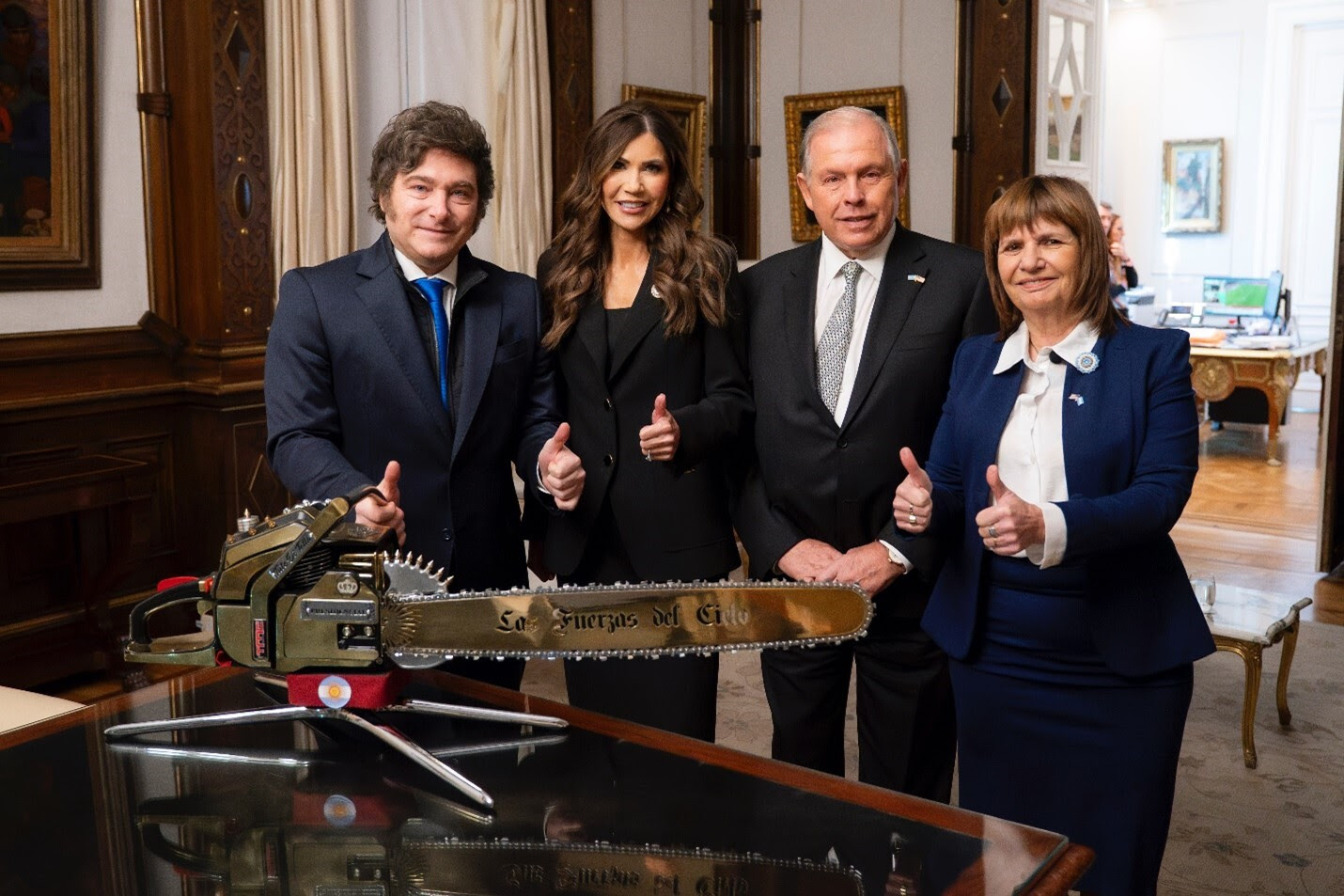 <em>La secretaria de Seguridad Nacional de Estados Unidos, Kristi Noem, se reúne con el presidente argentino Javier Milei, el canciller Gerardo Werthein y la ministra de Seguridad Nacional Patricia Bullrich, el 28 de julio de 2025, en Buenos Aires, Argentina. (Crédito: Departamento de Seguridad Nacional de EE. UU.)</em>