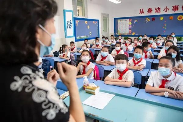 Estudiantes de primaria asisten a clase el primer día del nuevo semestre en Wuhan, provincia central de Hubei, China, el 1 de septiembre de 2020. (STR/AFP vía Getty Images)