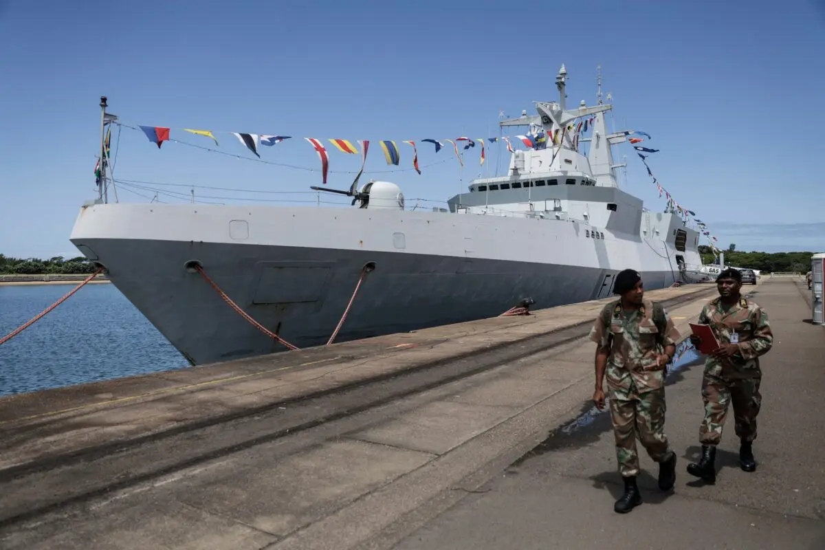 Soldados de la Fuerza de Defensa Nacional de Sudáfrica (SANDF) pasan junto a la fragata militar sudafricana SAS Mendi atracada en el puerto de Richards Bay el 22 de febrero de 2023. (Guillem Sartorio/AFP a través de Getty Images)