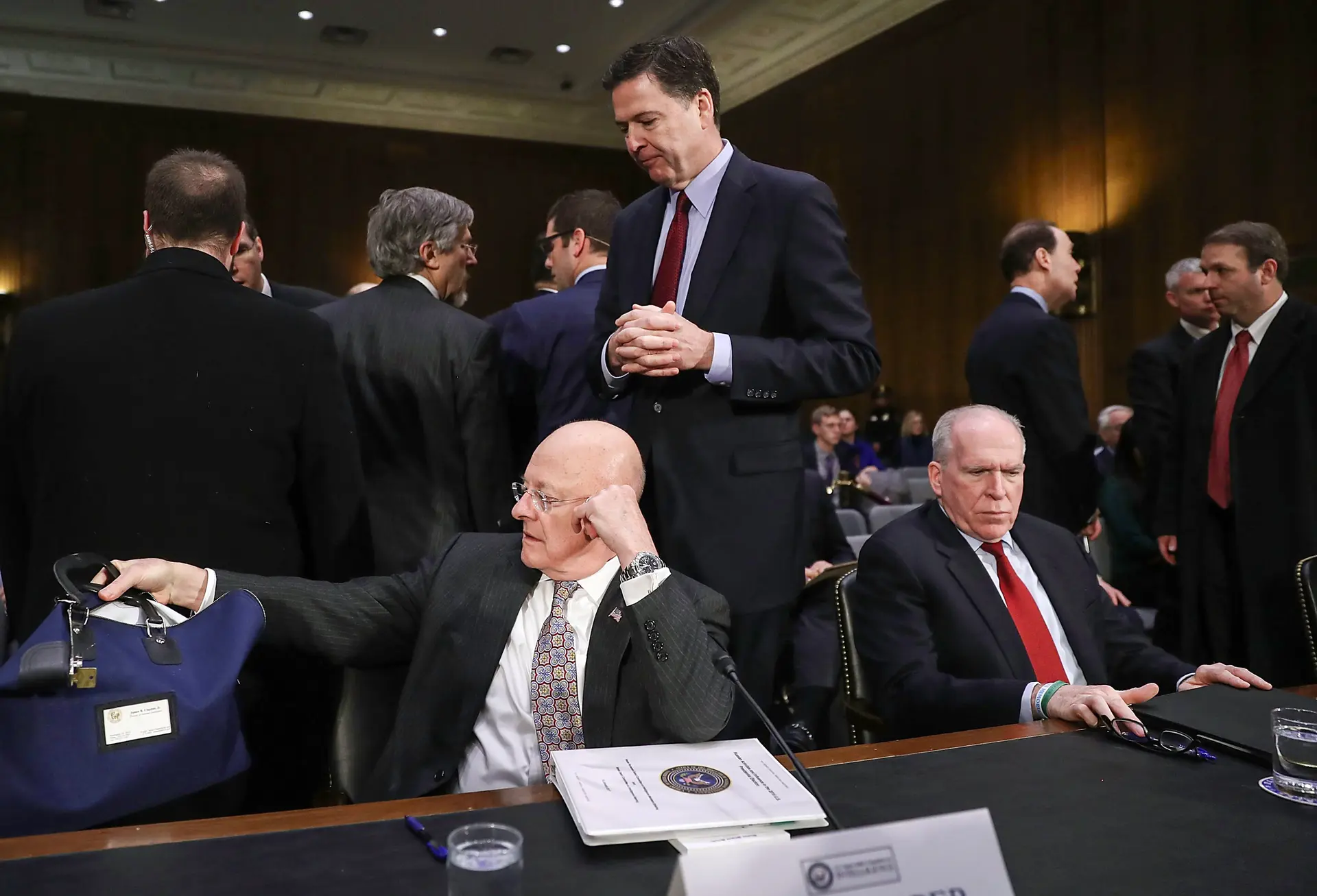 El director de Inteligencia Nacional, James Clapper (izquierda), el director del FBI, James Comey (centro), y el director de la CIA, John Brennan, esperan para testificar ante el Comité de Inteligencia del Senado en el Capitolio, en Washington, el 10 de enero de 2017. (Joe Raedle/Getty Images)