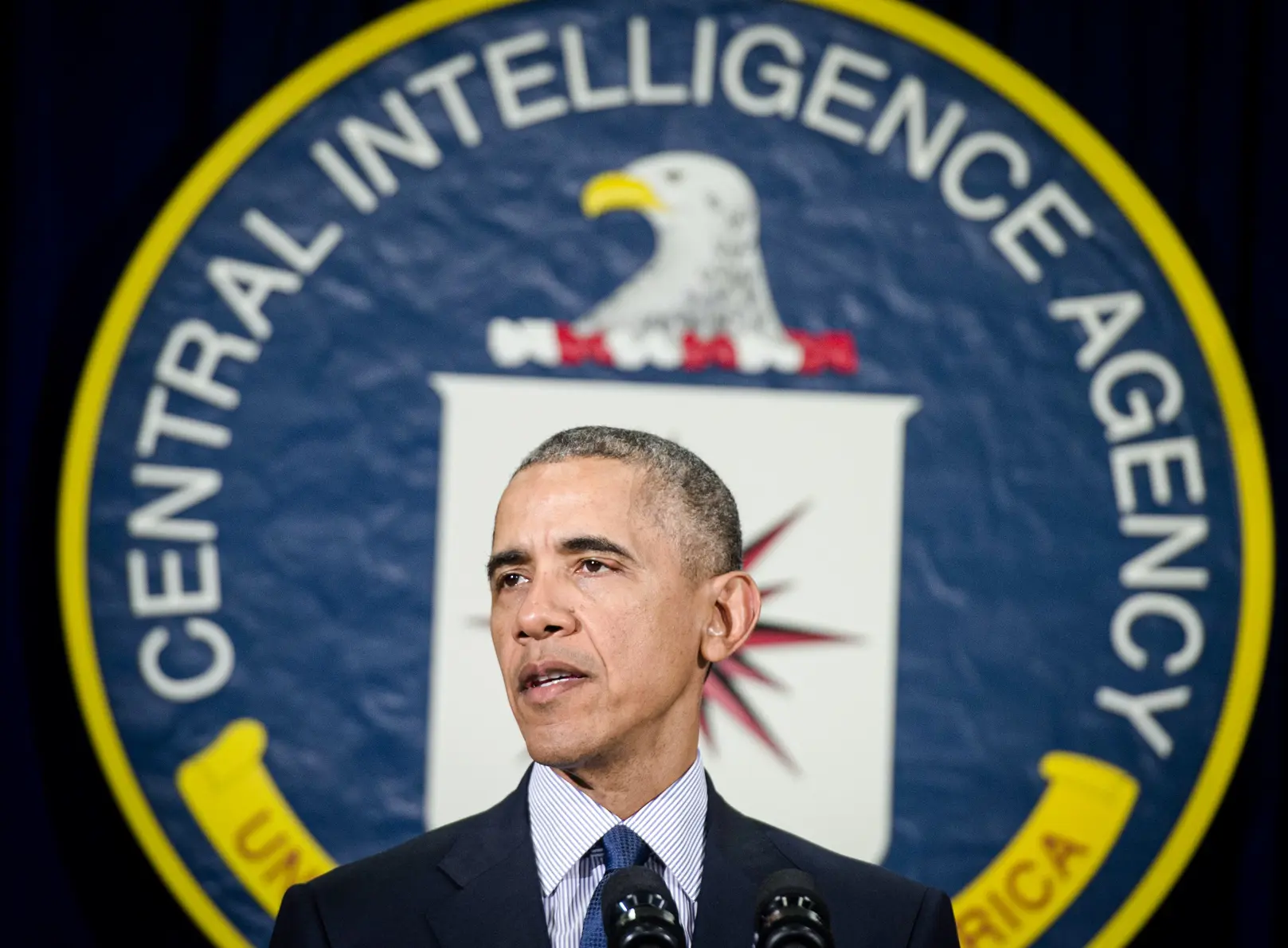 El presidente Barack Obama habla en la sede de la CIA en Langley, Virginia, el 13 de abril de 2016. En diciembre de 2016, Obama ordenó una evaluación de inteligencia sobre la supuesta interferencia de Rusia en las elecciones, cuya publicación se fijó para el 20 de enero de 2017, su último día en el cargo. (Saul Loeb/AFP a través de Getty Images)