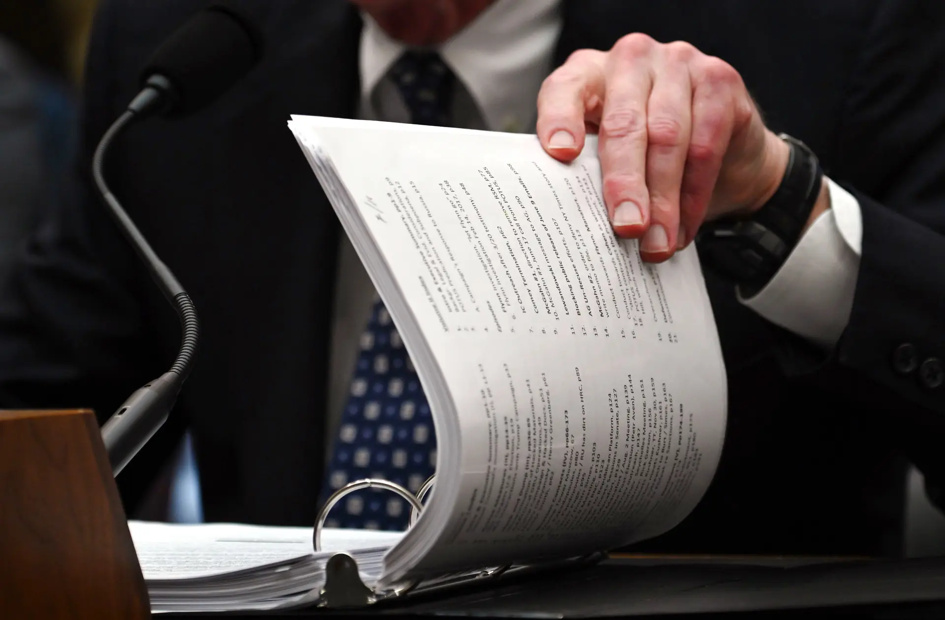 El exfiscal especial Robert Mueller testifica ante el Comité de Inteligencia de la Cámara de Representantes sobre su informe sobre la interferencia rusa en las elecciones presidenciales de 2016, en el Capitolio, en Washington, el 24 de julio de 2019. Mueller puso fin a la investigación concluyendo que no hubo colusión. (Andrew Caballero-Reynolds/AFP a través de Getty Images)