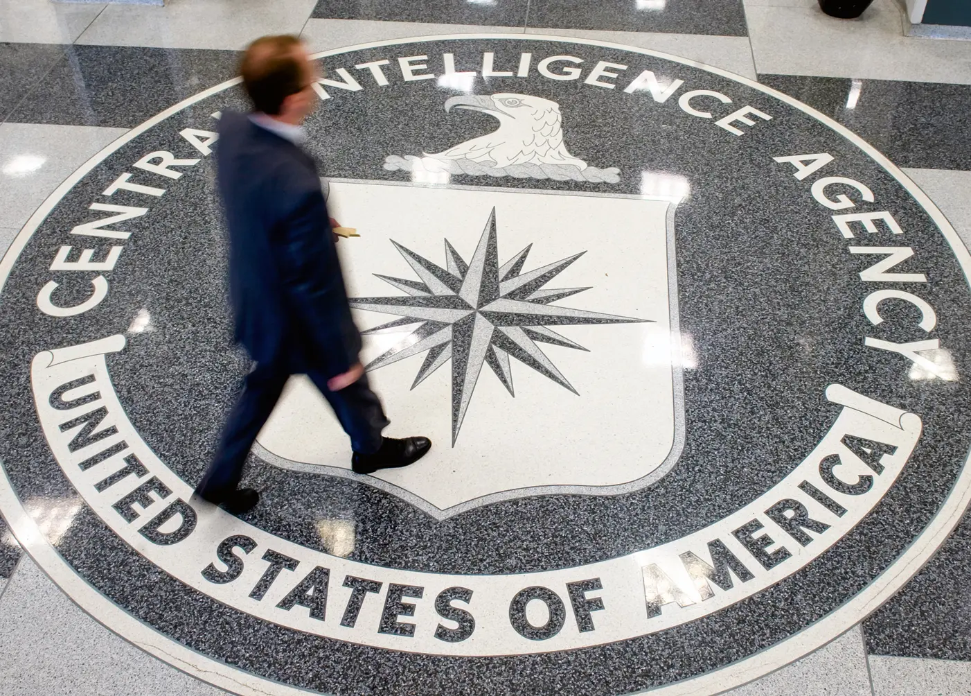 Un hombre camina sobre el sello de la CIA en el vestíbulo de la sede de la agencia en Langley, Virginia, el 14 de agosto de 2008. (Saul Loeb/AFP a través de Getty Images)