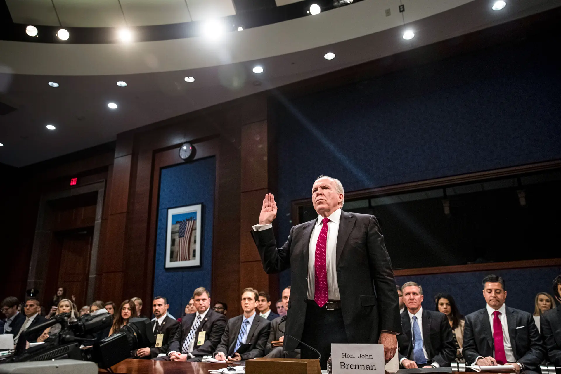 El exdirector de la CIA John Brennan presta juramento ante una audiencia del Comité de Inteligencia de la Cámara de Representantes en el Capitolio, en Washington, el 23 de mayo de 2017. Brennan declaró que el expediente Steele “no se usó de ninguna manera como base para la Evaluación de la Comunidad de Inteligencia que se realizó". (Drew Angerer/Getty Images)