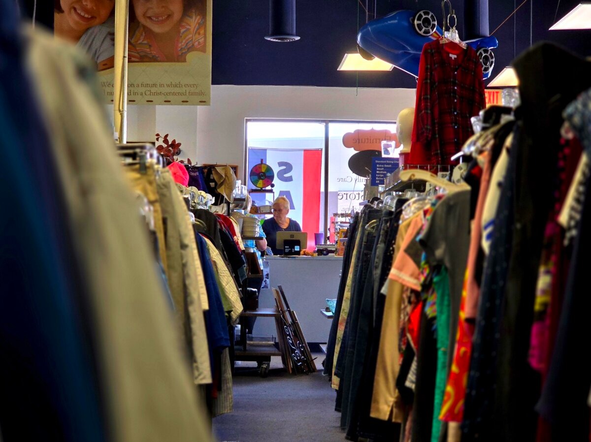 Deborah Locker, empleada de la tienda Christian Family Thrift Store en Phoenix, Arizona, revisa los precios el 1 de mayo de 2025. (Allan Stein/The Epoch Times).