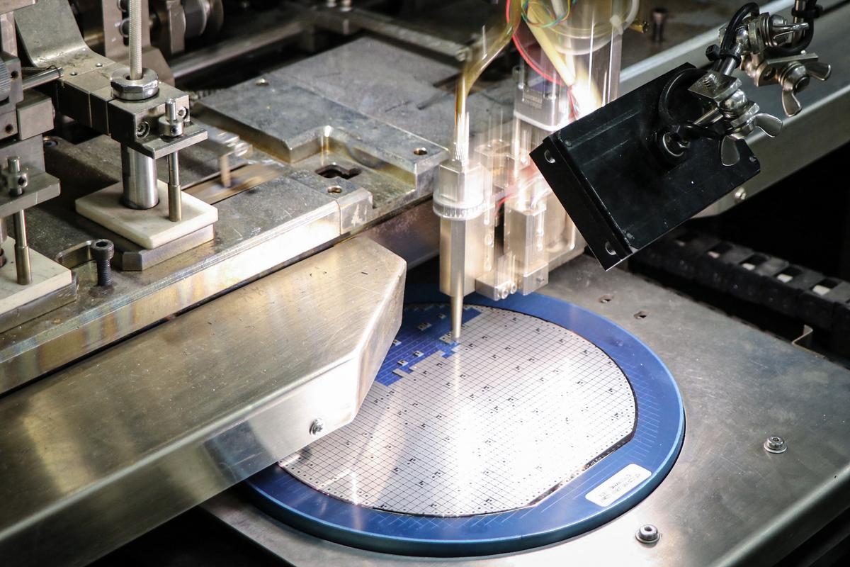 Una oblea de semiconductor en proceso de fabricación en una fábrica de Binzhou, en la provincia de Shandong, al este de China, el 15 de enero de 2025. (STR/AFP a través de Getty Images)
