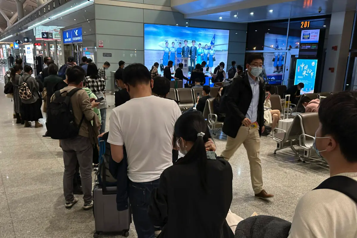 Pasajeros se preparan para embarcar en un vuelo en el aeropuerto de la provincia de Jiangxi, en el centro-norte de China, el 1 de noviembre de 2022. (Ng Han Guan/AP Photo).
