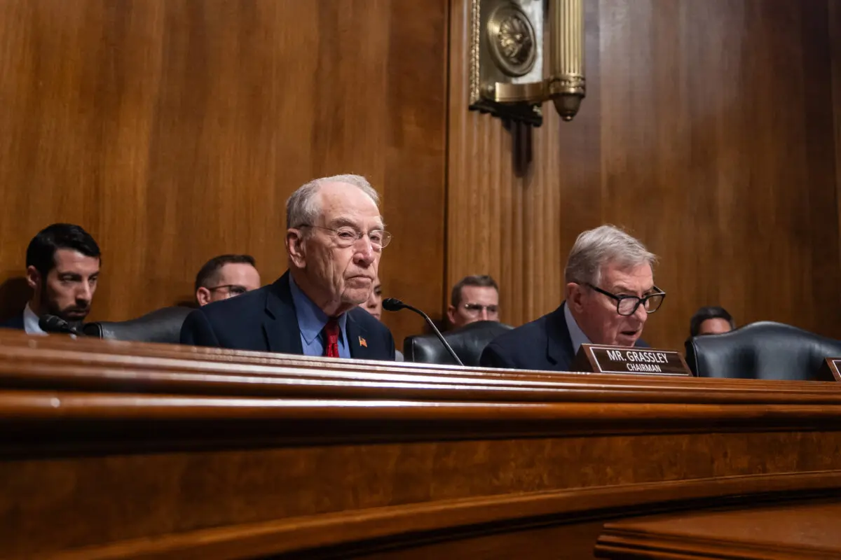 El presidente del Comité Judicial del Senado, Chuck Grassley (R-Iowa) (izquierda), y el miembro de mayor rango, el senador Dick Durbin (D-Ill.) (derecha), presiden una audiencia en el Capitolio, en Washington, el 13 de mayo de 2025. (Madalina Vasiliu/The Epoch Times)