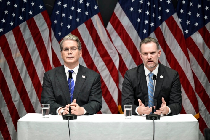 El secretario del Tesoro de Estados Unidos, Scott Bessent (izq.), y el representante comercial, Jamieson Greer, hablan con la prensa tras las negociaciones comerciales entre Estados Unidos y China, en Estocolmo, Suecia, el 29 de julio de 2025. (Magnus Lejhall/TT News Agency/AFP vía Getty Images)