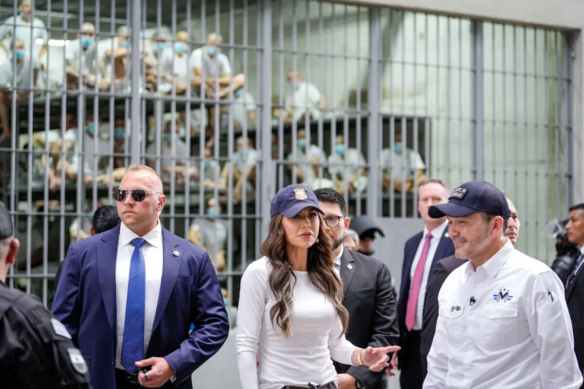 La secretaria del Departamento de Seguridad Nacional, Kristi Noem, acompañada por el ministro de Justicia y Seguridad Pública de El Salvador, Héctor Gustavo Villatoro (derecha), visita el Centro de Confinamiento Terrorista (CECOT) en Tecoluca, El Salvador, el 26 de marzo de 2025. (Alex Brandon-Pool/Getty Images).