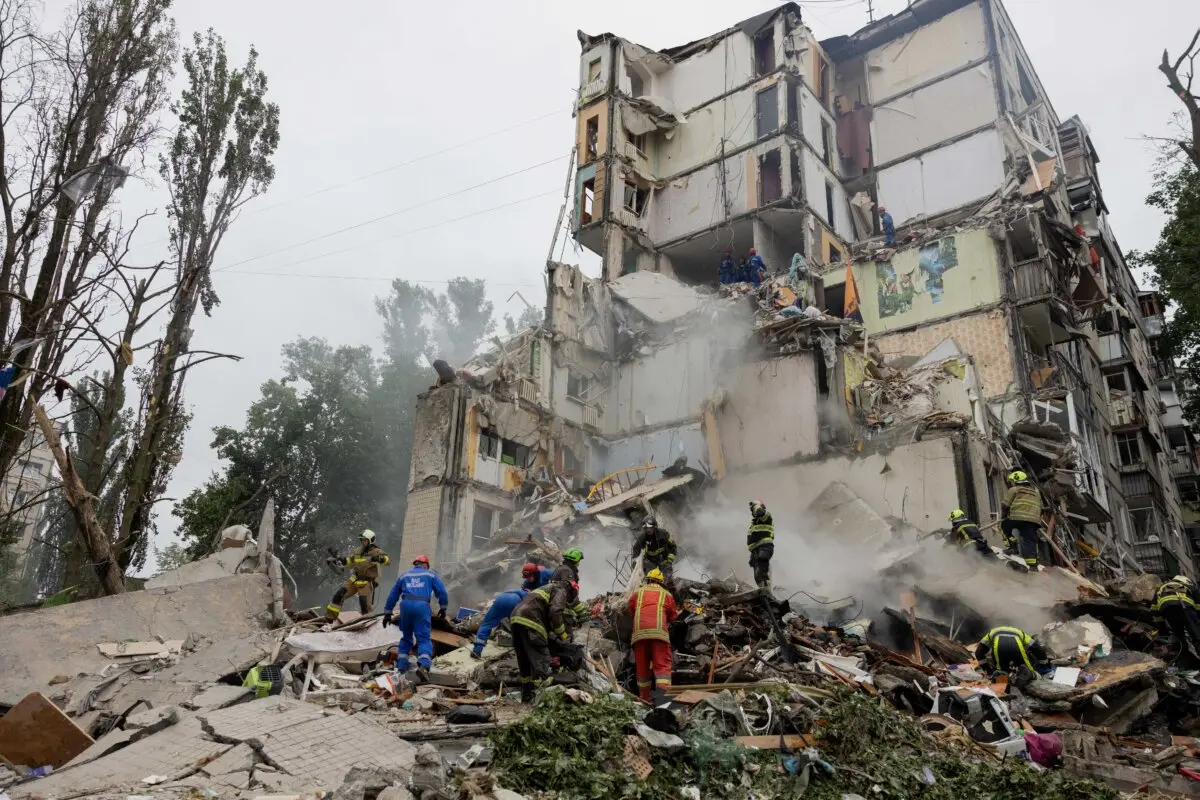 Los equipos de rescate retiran escombros mientras trabajan en los escombros de un edificio destruido tras un ataque aéreo ruso en Kiev, Ucrania, el 31 de julio de 2025. (Foto de Tetiana Dzhafarova/AFP a través de Getty Images)