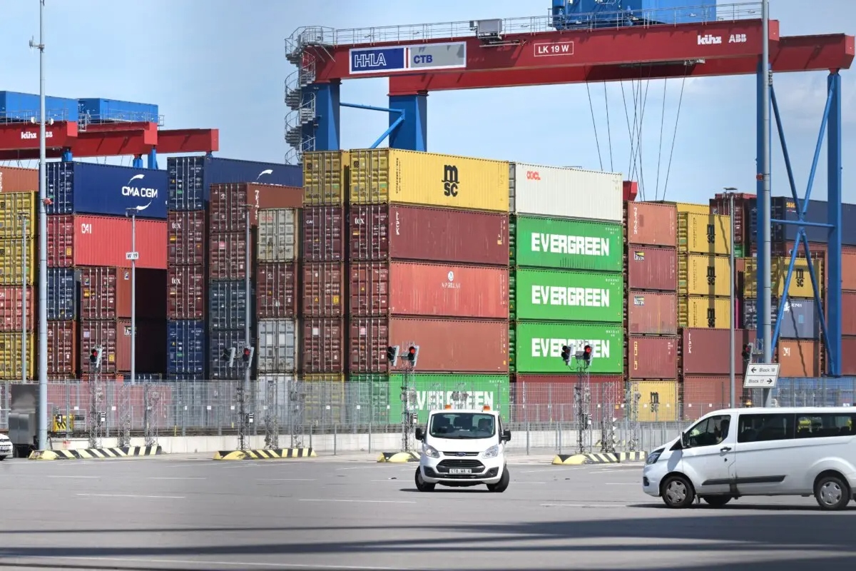 Contenedores de carga en la terminal de contenedores de Burchardkai, en el puerto de Hamburgo (Alemania), el 3 de junio de 2025. (Fabian Bimmer/AFP a través de Getty Images)