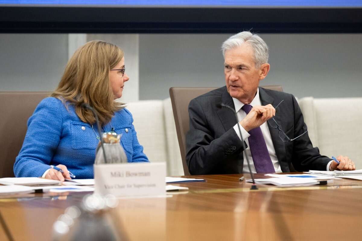 El presidente de la Reserva Federal, Jerome Powell, habla con Michelle Bowman, vicepresidenta de supervisión, durante una reunión abierta en el edificio de la Junta de la Reserva Federal en Washington el 25 de junio de 2025. (Saul Loeb/AFP a través de Getty Images).