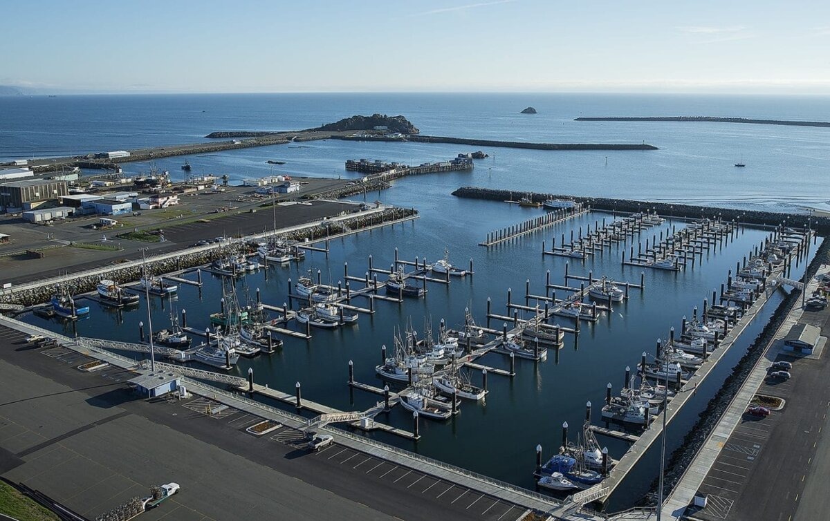 El 30 de julio de 2025, según las autoridades locales, es difícil evaluar el alcance total de los daños causados por el tsunami en el puerto de Crescent City, California. (Puerto de Crescent City).