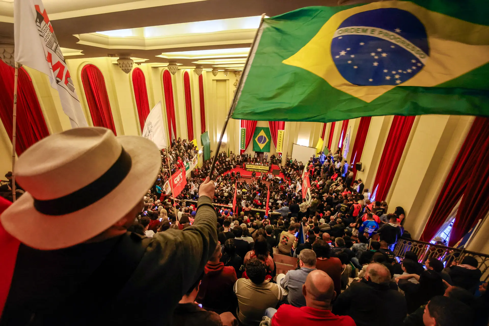 Un hombre ondea una bandera brasileña durante un acto por la soberanía nacional en la Facultad de Derecho de la Universidad de São Paulo, en São Paulo, el 25 de julio de 2025. El 31 de julio, la Casa Blanca impuso un arancel del 10 por ciento a los productos brasileños, elevando la tasa total al 50 por ciento. (Miguel Schincarlo/AFP vía Getty Images)
