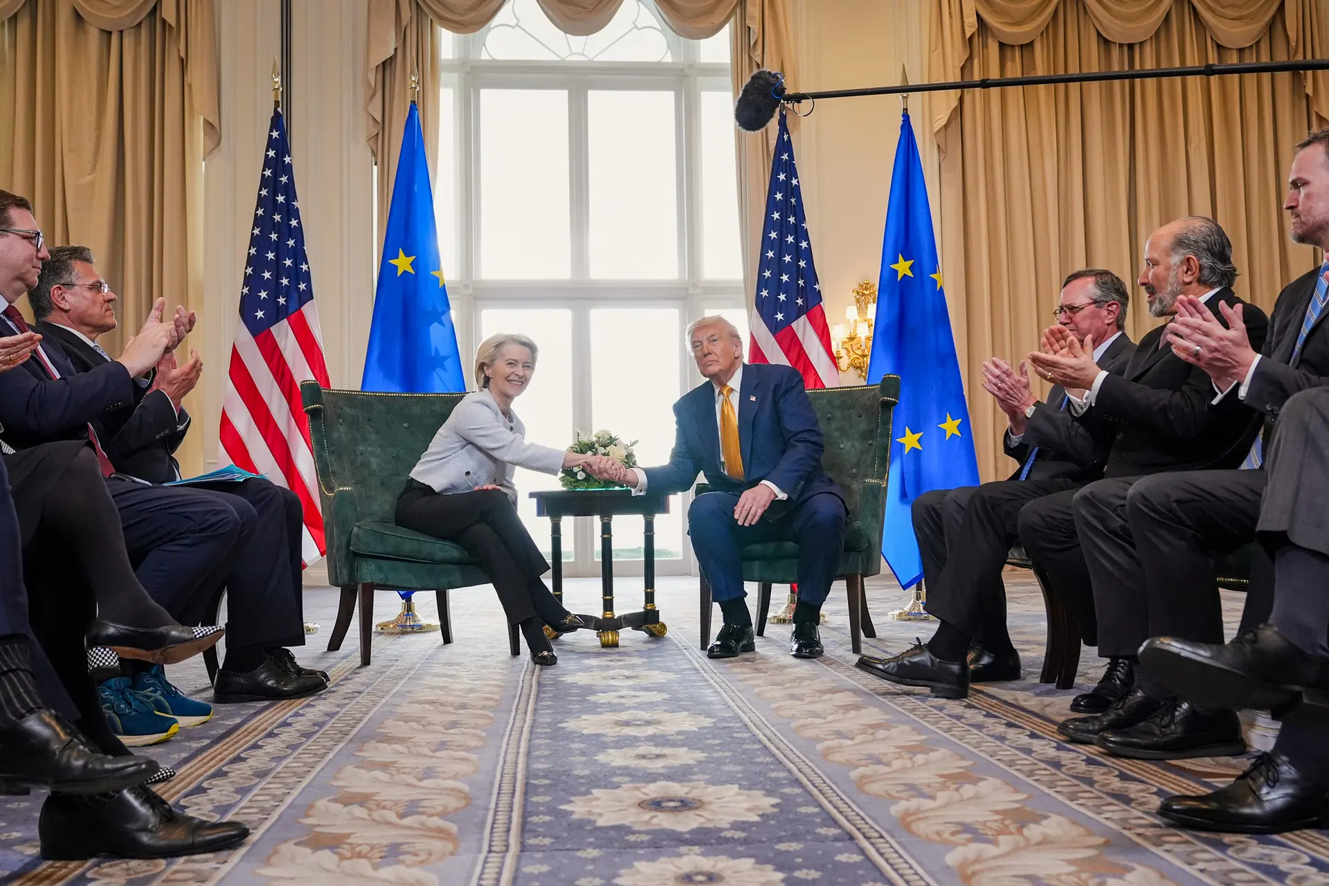 El presidente de Estados Unidos, Donald Trump, y la presidenta de la Comisión Europea, Ursula von der Leyen, se estrechan la mano tras alcanzar un acuerdo comercial en el campo de golf Trump Turnberry en Turnberry, Escocia, el 27 de julio de 2025. Según el acuerdo, Estados Unidos impondrá aranceles del 15 % a las exportaciones de la UE, y el bloque comprará 750,000 millones de dólares en energía estadounidense e invertirá 600,000 millones de dólares en Estados Unidos para 2028. (Jacquelyn Martin/Foto de AP)