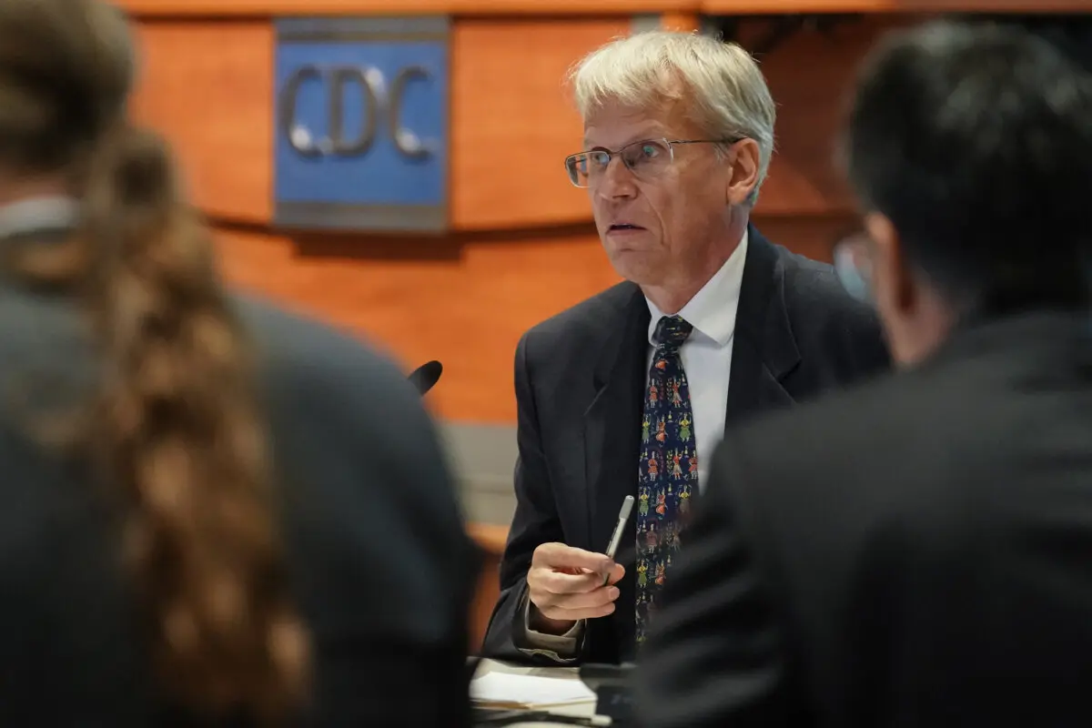 Martin Kulldorff, nuevo presidente del Comité Asesor sobre Prácticas de Inmunización de los CDC, durante una reunión del comité en Atlanta, Georgia, el 25 de junio de 2025. (Elijah Nouvelage/Getty Images)