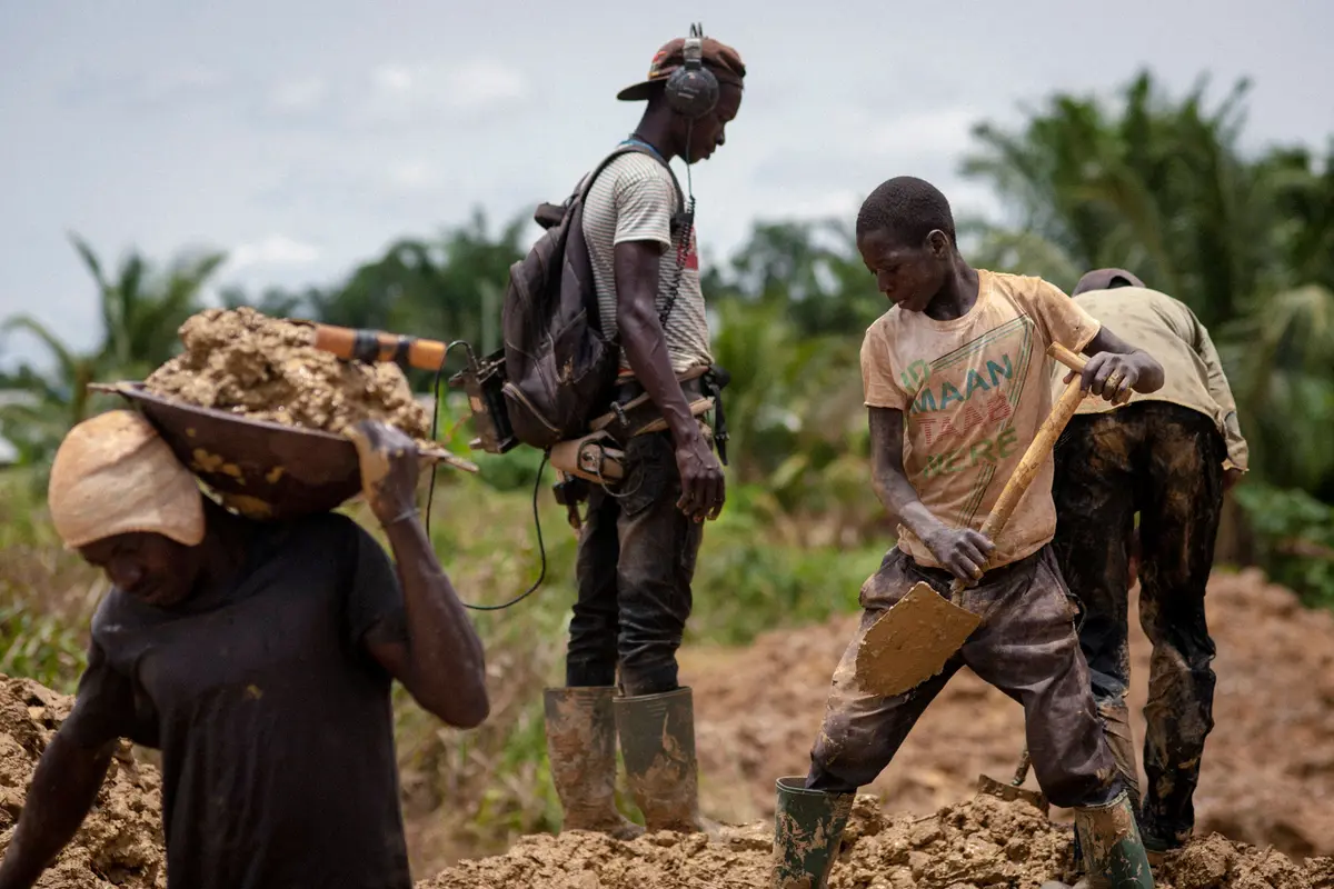Un grupo de galamseyers, buscadores ilegales de oro, trabajan en un yacimiento aurífero en Kibi, Ghana, el 10 de abril de 2017. (Cristina Aldehuela/AFP a través de Getty Images)