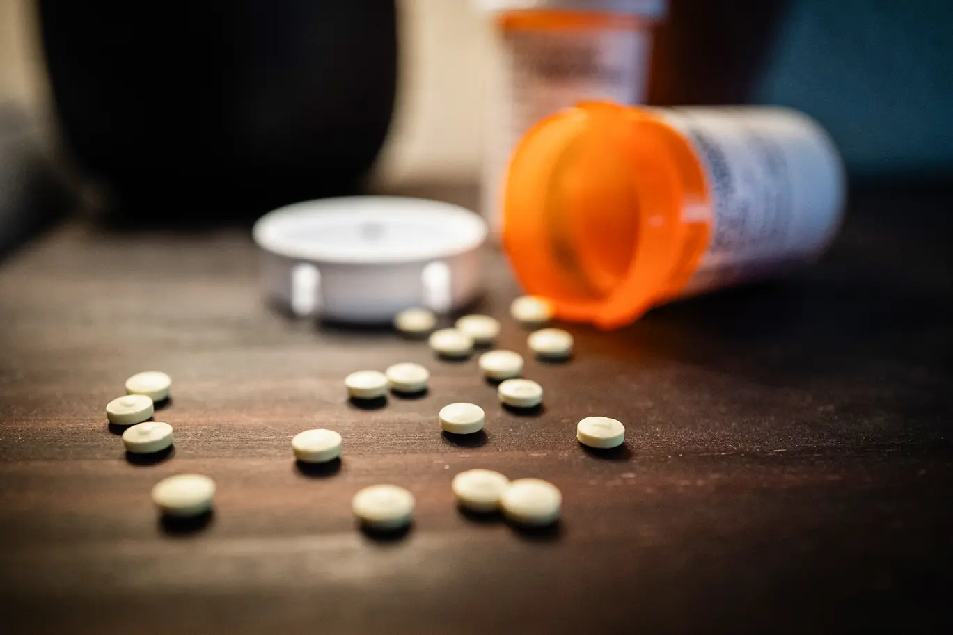 Analgésicos sobre una mesa en las afueras de Los Ángeles el 4 de junio de 2025. Alexander Neville murió de una sobredosis de fentanilo tras tomar lo que creía que era OxyContin, comprado a un vendedor en Snapchat. (John Fredricks/The Epoch Times)