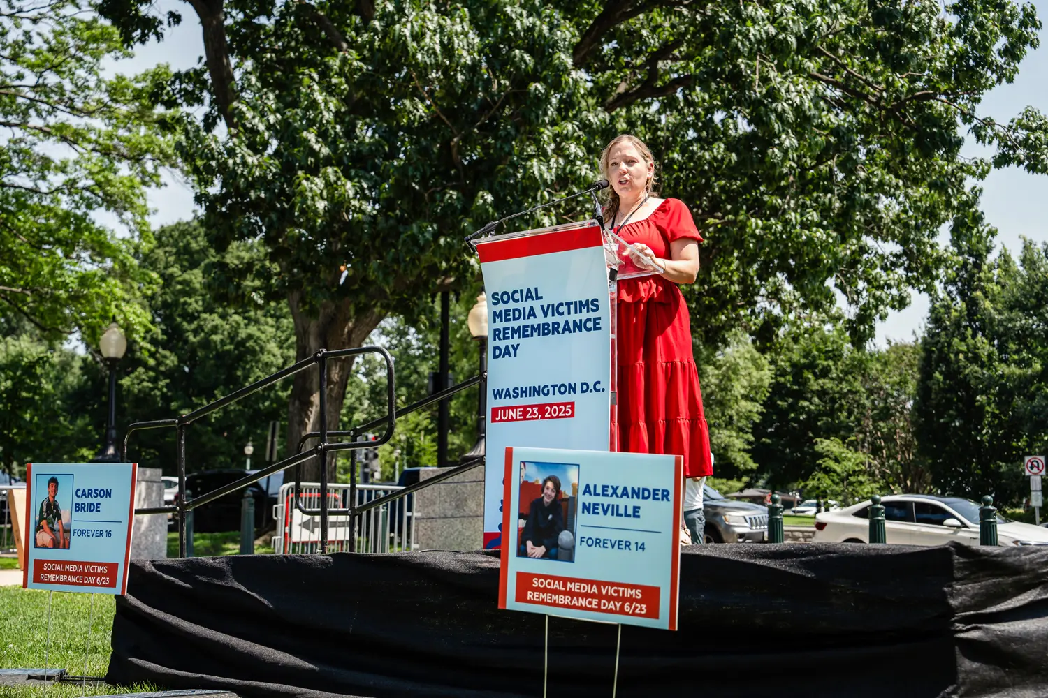 Amy Neville, cuyo hijo Alexander, de 14 años, murió por intoxicación con fentanilo después de comprar una pastilla en Snapchat, habla durante el Día del Recuerdo de las Víctimas de las Redes Sociales en el Upper Senate Park en Capitol Hill en Washington el 23 de junio de 2025. (Madalina Kilroy/The Epoch Times).