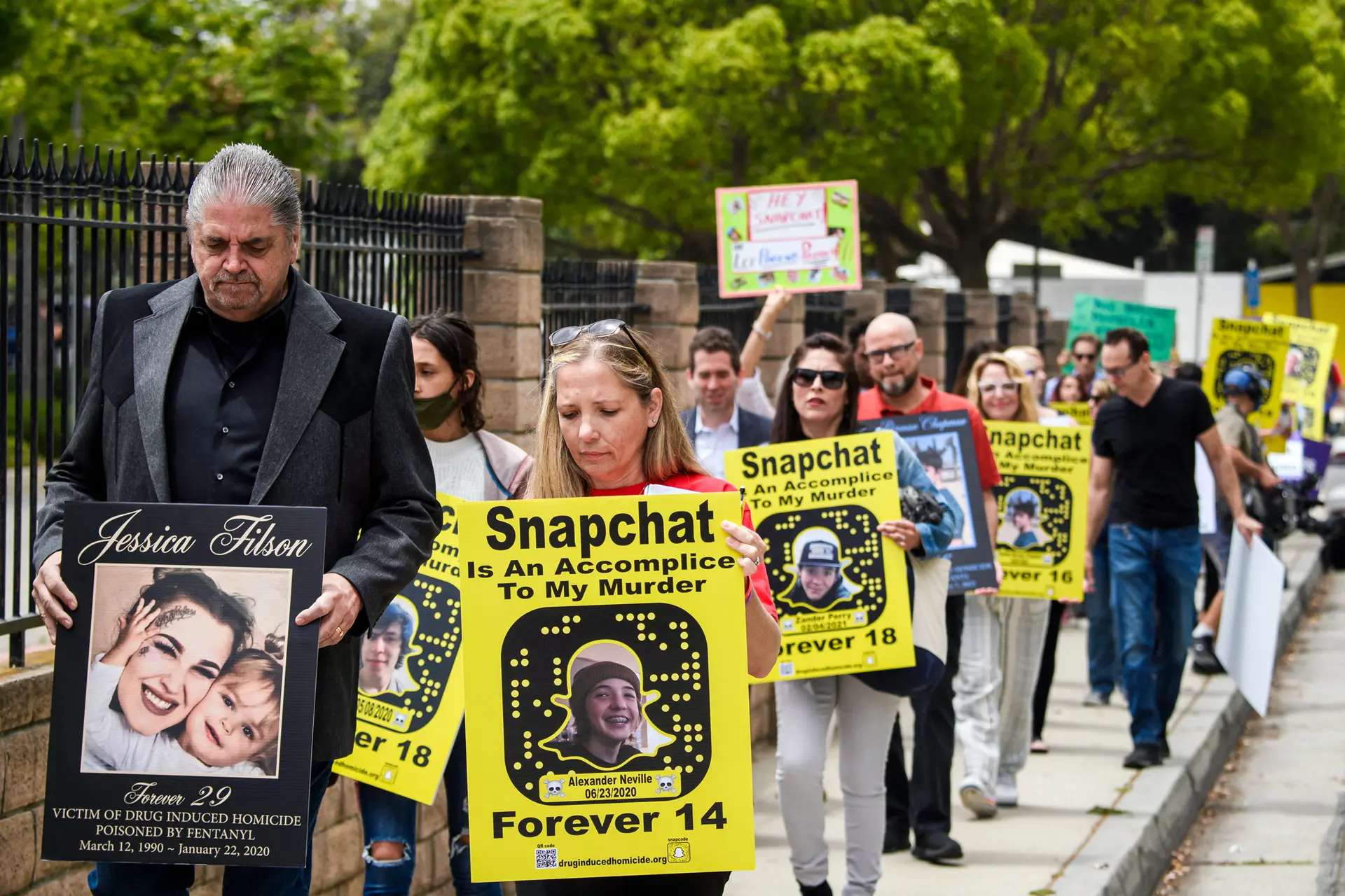 Steve Filson (izq.), cuya hija Jessica falleció por intoxicación con fentanilo en 2020 y Amy Neville (der.) se unen a una marcha de protesta frente a la sede de Snap Inc. en Santa Mónica, California, el 4 de junio de 2021. El grupo exigió controles parentales más estrictos en la aplicación Snapchat, mejores herramientas para bloquear la venta ilegal de drogas y una mayor cooperación con las fuerzas del orden. (Patrick T. Fallon/AFP vía Getty Images)