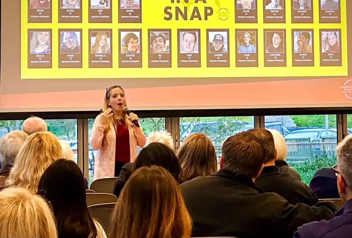 Amy Neville habla en una asamblea pública sobre el fentanilo en Laguna Niguel, California, el 12 de abril de 2023. (John Fredricks/The Epoch Times)