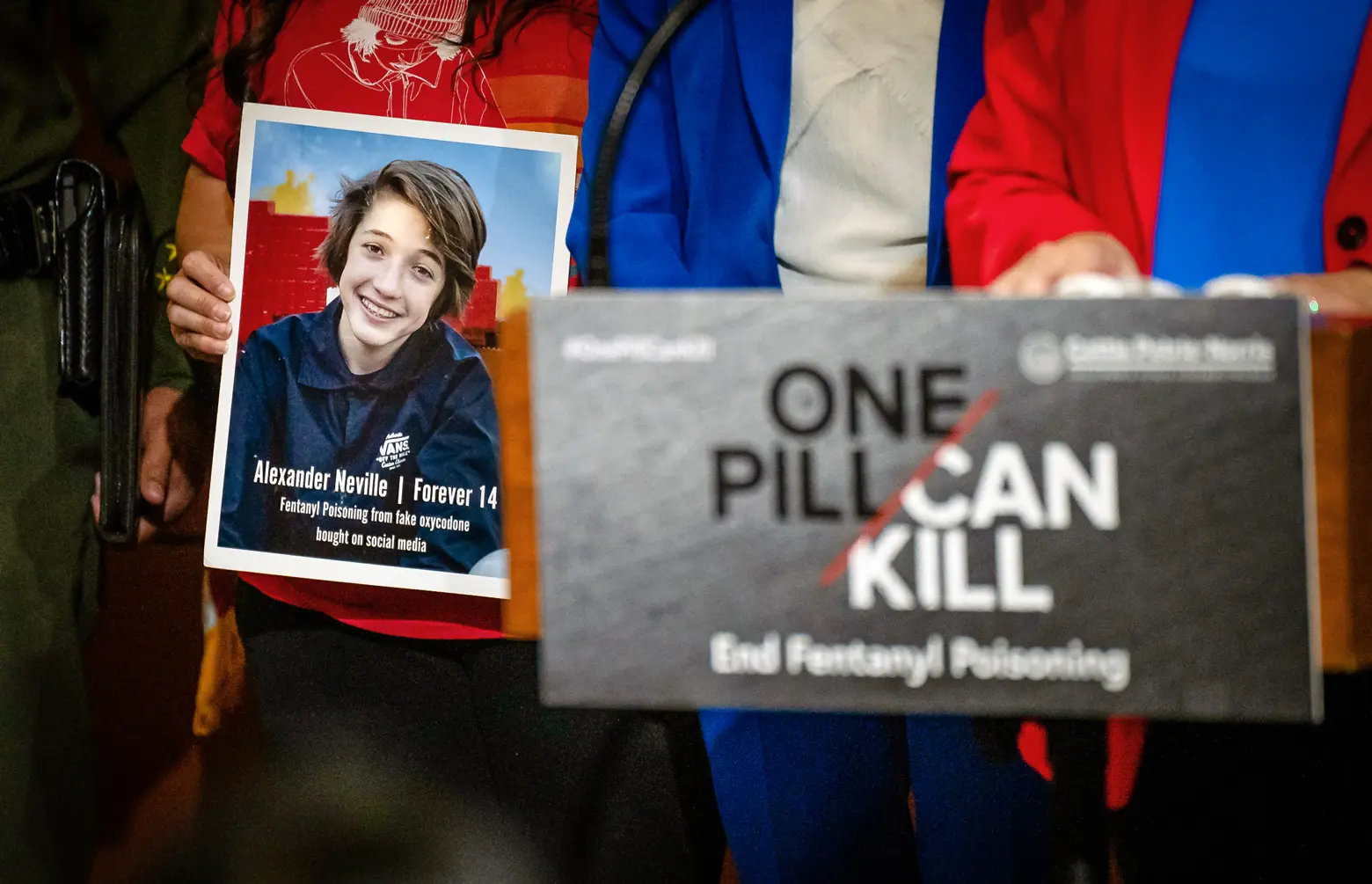 Una fotografía de Alexander Neville, de 14 años, quien murió tras tomar fentanilo accidentalmente, se exhibe en Irvine, California, el 28 de abril de 2023. (John Fredricks/The Epoch Times)