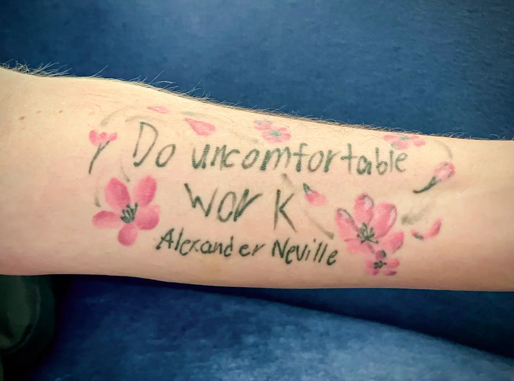 Amy Neville muestra un tatuaje en su antebrazo izquierdo que dice "hacer trabajo incómodo" escrito a mano por su difunto hijo Alexander, en el quinto aniversario de su muerte por fentanilo, en Washington el 23 de junio de 2025. (Janice Hisle/The Epoch Times)