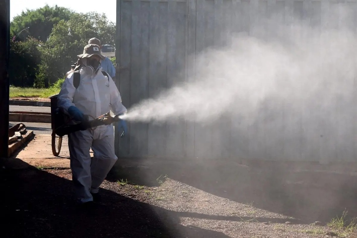 Un empleado de la Fundación Nacional de Salud de Brasil fumiga contra el mosquito Aedes aegypti, vector del dengue, la fiebre chikungunya y el virus del Zika, en Gama, Brasil, el 17 de febrero de 2016. (Evaristo Sa/AFP/Getty Images)
