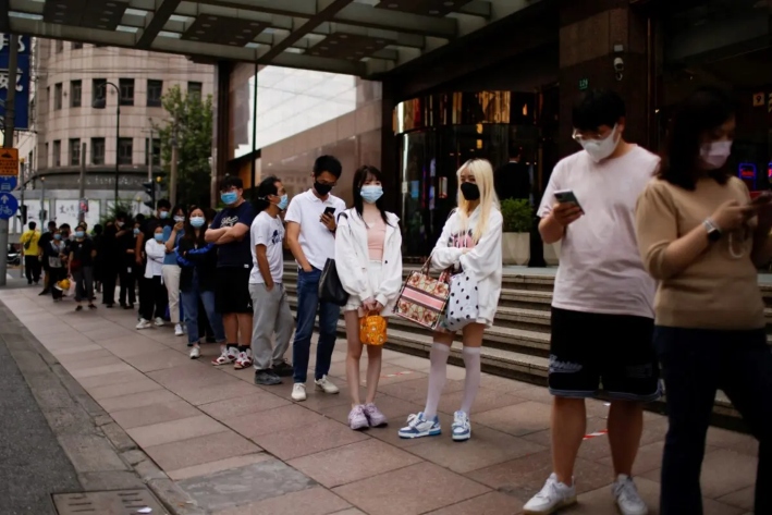 Personas hacen cola para hacerse la prueba de COVID-19 en un centro de pruebas PCR en una calle de Shanghái, el 21 de septiembre de 2022. (Aly Song/Reuters)