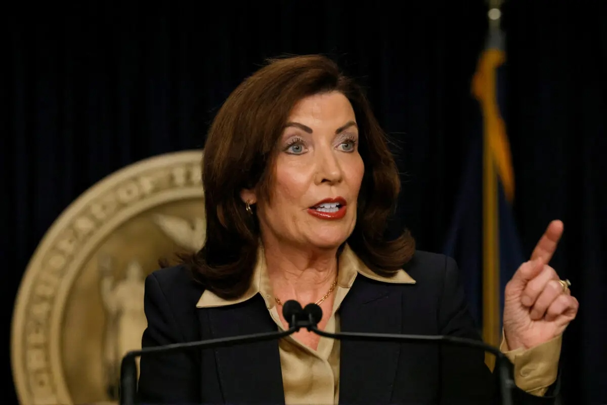 La gobernadora de Nueva York, Kathy Hochul, habla en una rueda de prensa en Manhattan, Nueva York, el 20 de febrero de 2025. (Brendan McDermid/Reuters)