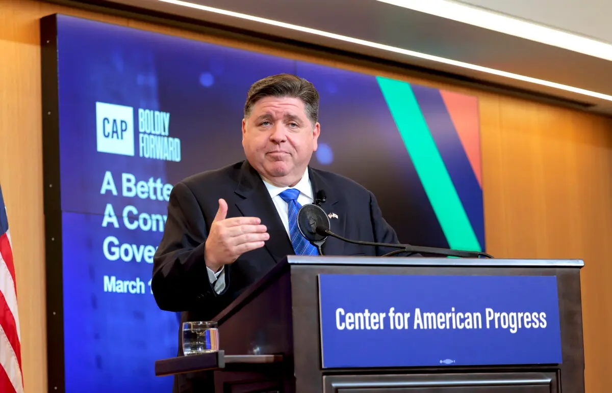 El gobernador de Illinois, J.B. Pritzker, habla en la oficina del Centro para el Progreso Americano (CAP) Action Fund en Washington el 18 de marzo de 2025. (Anna Moneymaker/Getty Images)